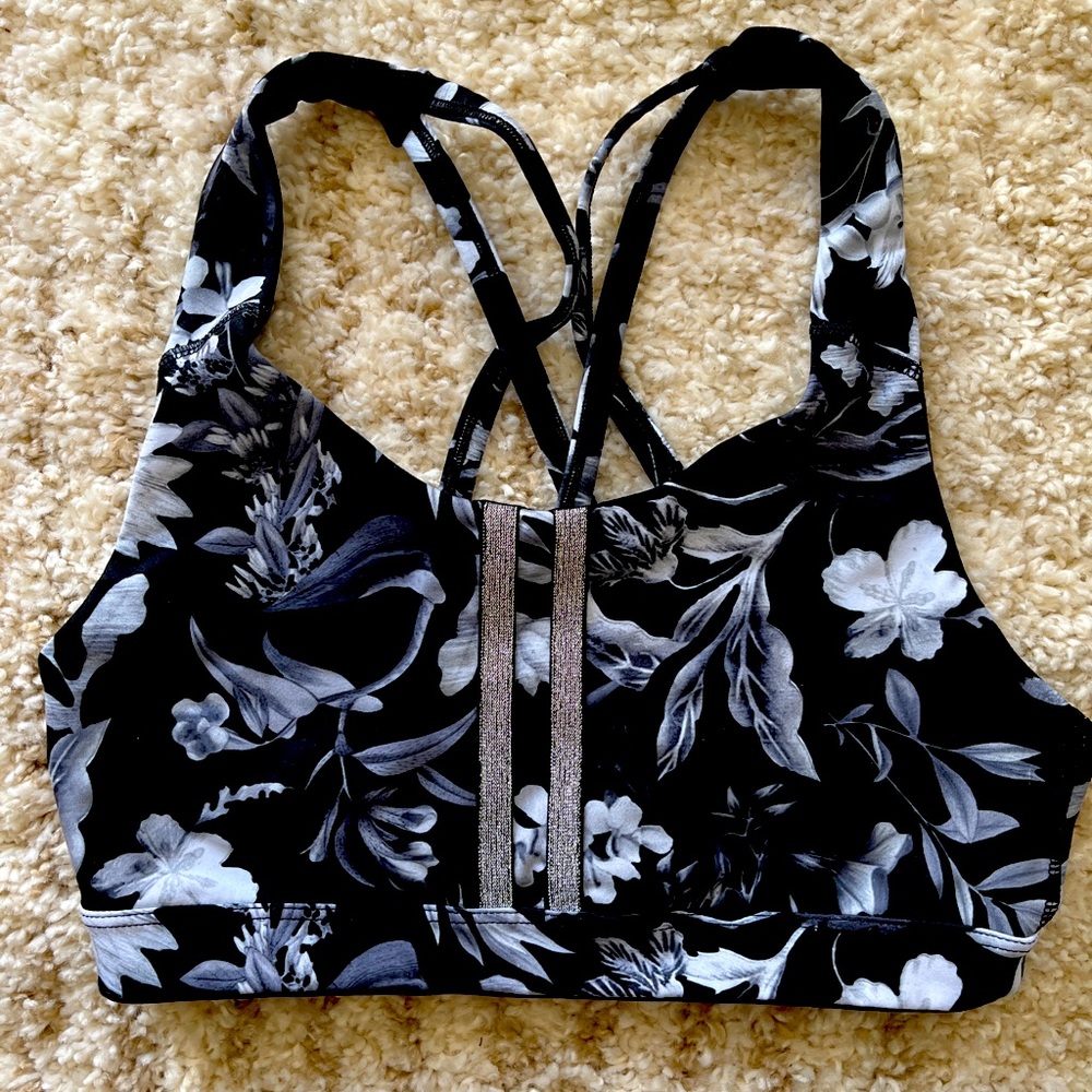 NWOT! Black, White and Grey Old Navy Active Sports Bra